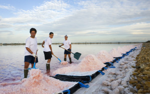 Hommes au bord d'un lac